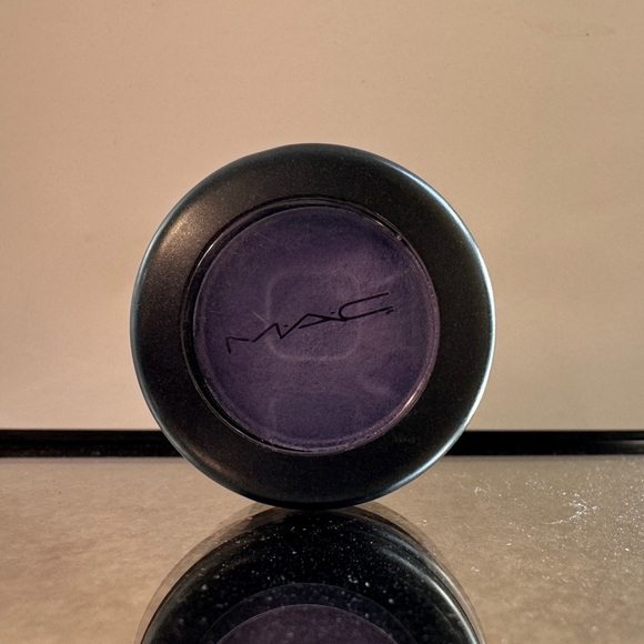 MAC Cosmetics eyeshadow Parfait Amour purple - Picture 5 of 6